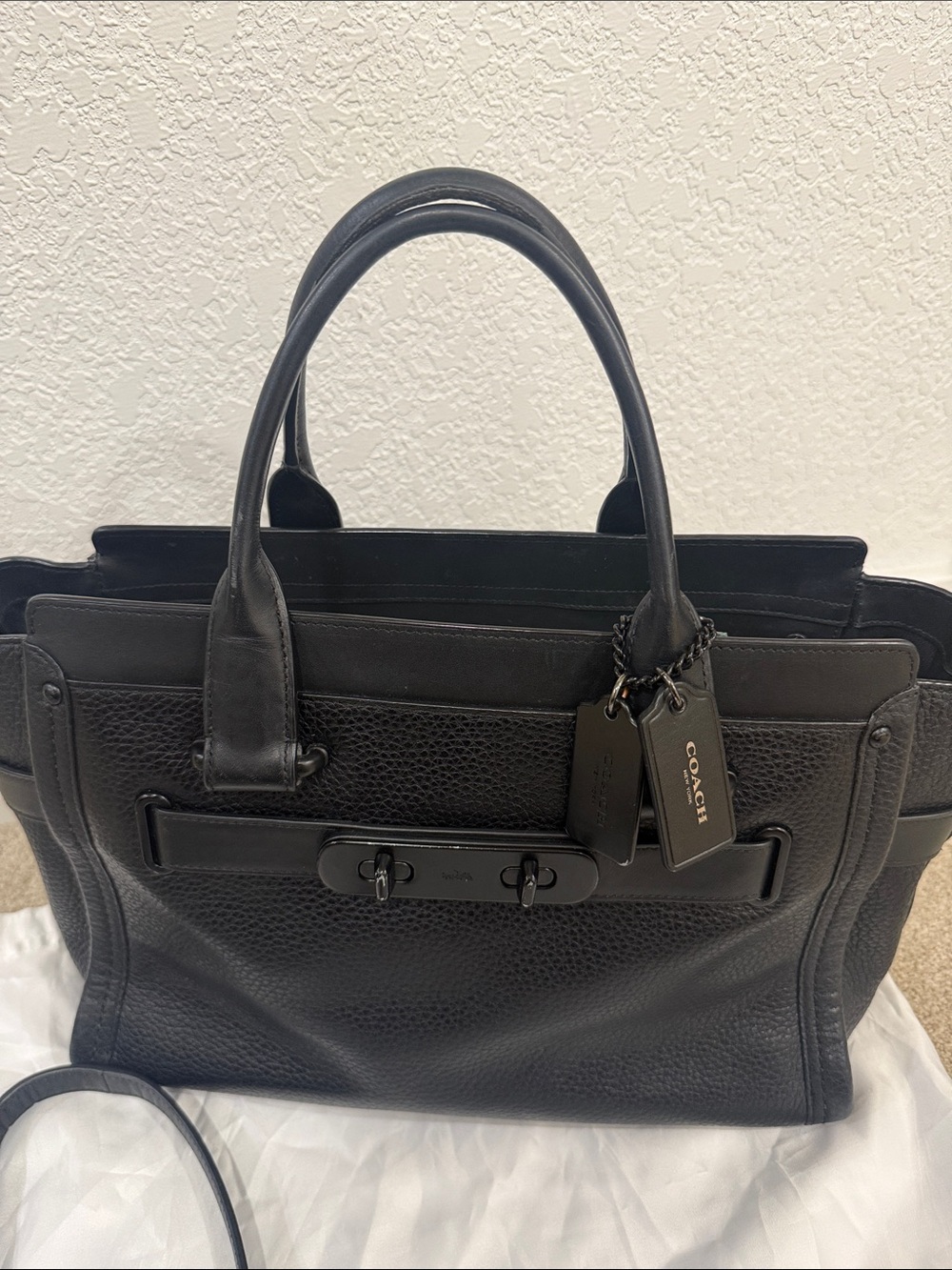 Coach Black on Black Leather handbag with detachable strap - Picture 3 of 10